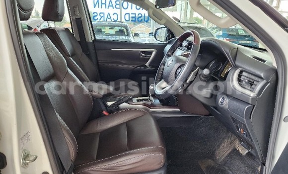 Acheter Occasion Voiture Toyota Fortuner Blanc à Epworth, Harare Acheter Occasion Voiture Toyota Fortuner Blanc à Epworth, Harare