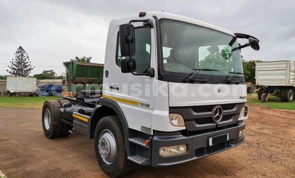 Buy Used Mercedes‒Benz Truck White Truck in Beitbridge in Matabeleland South Buy Used Mercedes‒Benz Truck White Truck in Beitbridge in Matabeleland South