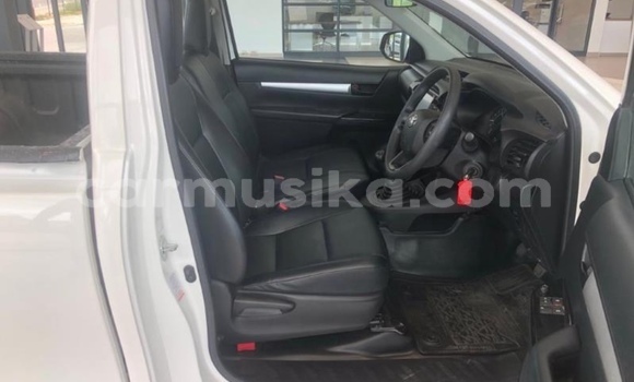 Buy Used Toyota Hilux White Car in Beitbridge in Matabeleland South Buy Used Toyota Hilux White Car in Beitbridge in Matabeleland South