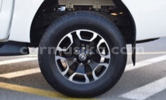 Buy Used Toyota Hilux White Car in Beitbridge in Matabeleland South Buy Used Toyota Hilux White Car in Beitbridge in Matabeleland South