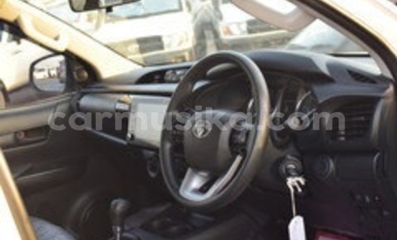 Buy Used Toyota Hilux White Car in Beitbridge in Matabeleland South Buy Used Toyota Hilux White Car in Beitbridge in Matabeleland South