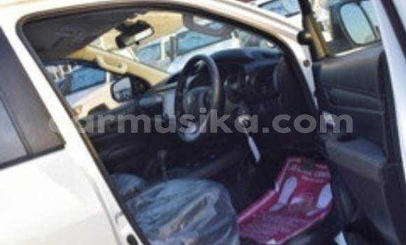 Buy Used Toyota Hilux White Car in Beitbridge in Matabeleland South Buy Used Toyota Hilux White Car in Beitbridge in Matabeleland South