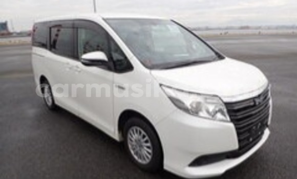 Acheter Occasion Voiture Toyota Noah Blanc à Beitbridge, Matabeleland South Acheter Occasion Voiture Toyota Noah Blanc à Beitbridge, Matabeleland South