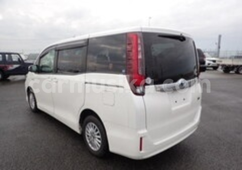 Big with watermark toyota noah matabeleland south beitbridge 32492