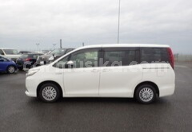 Big with watermark toyota noah matabeleland south beitbridge 32492