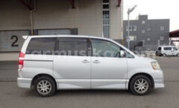 Acheter Occasion Voiture Toyota Noah Gris à Beitbridge, Matabeleland South Acheter Occasion Voiture Toyota Noah Gris à Beitbridge, Matabeleland South