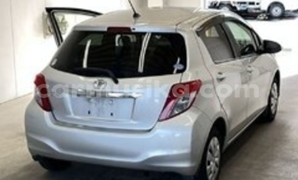 Acheter Occasion Voiture Toyota Vitz Gris à Beitbridge, Matabeleland South Acheter Occasion Voiture Toyota Vitz Gris à Beitbridge, Matabeleland South