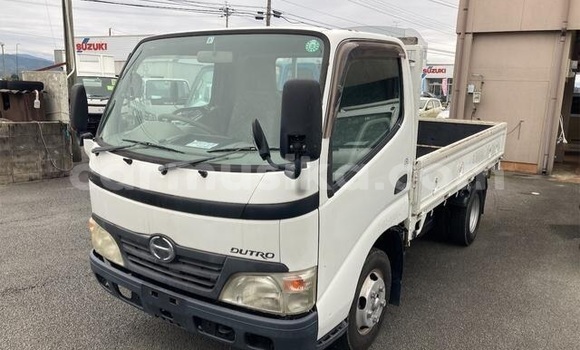 Buy Used Hino 300 White Truck in Beitbridge in Matabeleland South