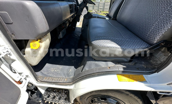 Nunua Ilio tumika Nissan UD Nyeupe Lori ndani ya Beitbridge nchini Matabeleland Kusini Nunua Ilio tumika Nissan UD Nyeupe Lori ndani ya Beitbridge nchini Matabeleland Kusini