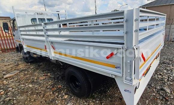 Nunua Ilio tumika Nissan UD Nyeupe Lori ndani ya Beitbridge nchini Matabeleland Kusini Nunua Ilio tumika Nissan UD Nyeupe Lori ndani ya Beitbridge nchini Matabeleland Kusini