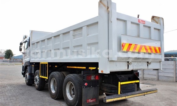 Acheter Occasion Utilitaire Nissan UD Blanc à Bulawayo, Bulawayo Acheter Occasion Utilitaire Nissan UD Blanc à Bulawayo, Bulawayo