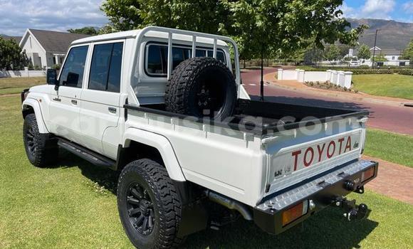 Acheter Occasion Voiture Toyota Land Cruiser Blanc à Beitbridge, Matabeleland South Acheter Occasion Voiture Toyota Land Cruiser Blanc à Beitbridge, Matabeleland South