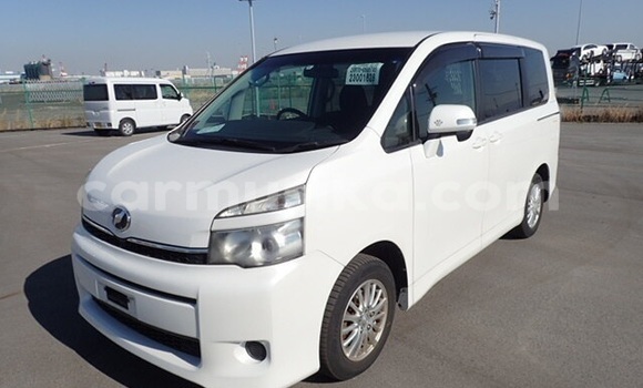 Nunua Ilio tumika Toyota Voxy Nyeupe Gari ndani ya Beitbridge nchini Matabeleland Kusini Nunua Ilio tumika Toyota Voxy Nyeupe Gari ndani ya Beitbridge nchini Matabeleland Kusini