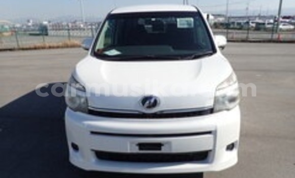 Nunua Ilio tumika Toyota Voxy Nyeupe Gari ndani ya Beitbridge nchini Matabeleland Kusini Nunua Ilio tumika Toyota Voxy Nyeupe Gari ndani ya Beitbridge nchini Matabeleland Kusini