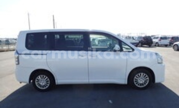 Nunua Ilio tumika Toyota Voxy Nyeupe Gari ndani ya Beitbridge nchini Matabeleland Kusini Nunua Ilio tumika Toyota Voxy Nyeupe Gari ndani ya Beitbridge nchini Matabeleland Kusini