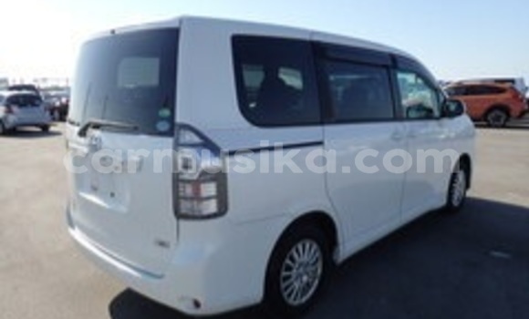 Nunua Ilio tumika Toyota Voxy Nyeupe Gari ndani ya Beitbridge nchini Matabeleland Kusini Nunua Ilio tumika Toyota Voxy Nyeupe Gari ndani ya Beitbridge nchini Matabeleland Kusini