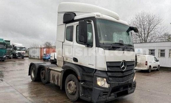 Acheter Occasion Utilitaire Mercedes‒Benz Arocs Blanc à Beitbridge, Matabeleland South Acheter Occasion Utilitaire Mercedes‒Benz Arocs Blanc à Beitbridge, Matabeleland South