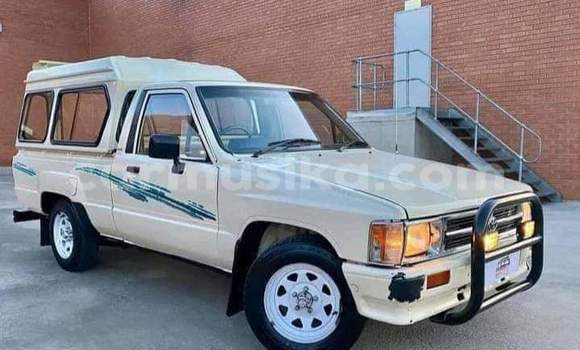 Nunua Ilio tumika Toyota Hilux Beige Gari ndani ya Beitbridge nchini Matabeleland Kusini
