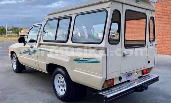 Nunua Ilio tumika Toyota Hilux Beige Gari ndani ya Beitbridge nchini Matabeleland Kusini Nunua Ilio tumika Toyota Hilux Beige Gari ndani ya Beitbridge nchini Matabeleland Kusini