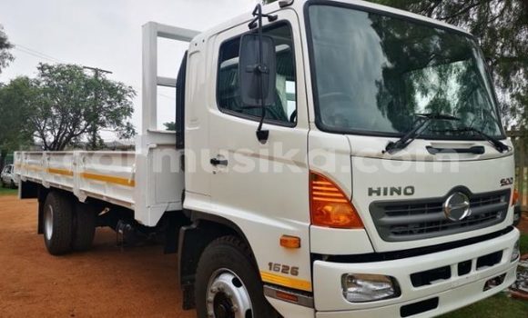 Nunua Ilio tumika Hino 300 Series Nyeupe Lori ndani ya Beitbridge nchini Matabeleland Kusini