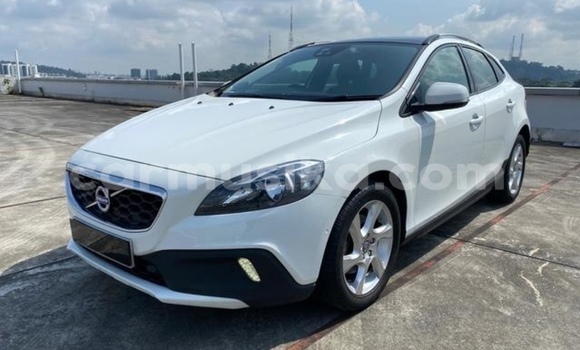 Buy Used Volvo V40 Cross Country White Car in Beitbridge in Matabeleland South