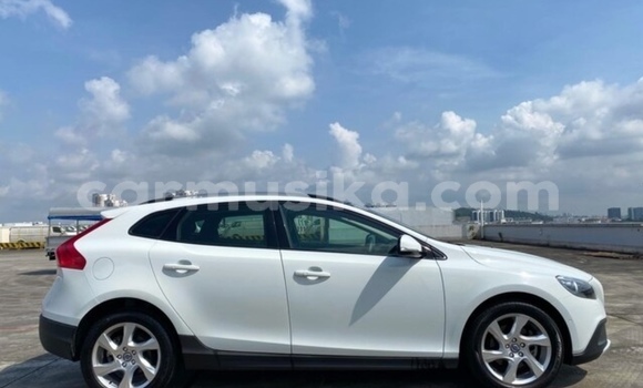 Tenga Tsaru Volvo V40 Cross Country Chena Mota in Beitbridge in Matabeleland South Tenga Tsaru Volvo V40 Cross Country Chena Mota in Beitbridge in Matabeleland South