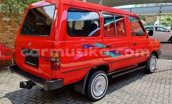 Nunua Ilio tumika Toyota Ventury Nyekundu Gari ndani ya Beitbridge nchini Matabeleland Kusini Nunua Ilio tumika Toyota Ventury Nyekundu Gari ndani ya Beitbridge nchini Matabeleland Kusini