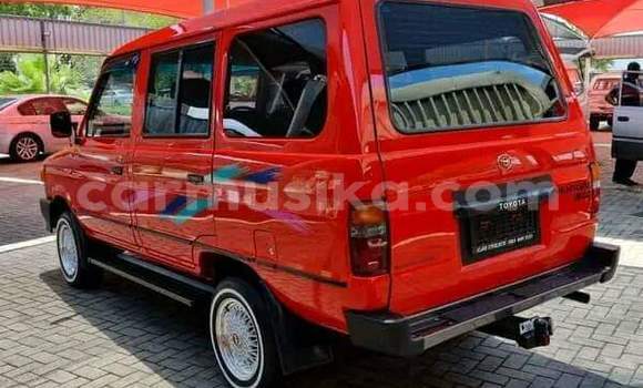 Nunua Ilio tumika Toyota Ventury Nyekundu Gari ndani ya Beitbridge nchini Matabeleland Kusini Nunua Ilio tumika Toyota Ventury Nyekundu Gari ndani ya Beitbridge nchini Matabeleland Kusini