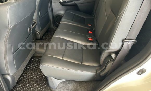 Nunua Ilio tumika Toyota Fortuner Nyeupe Gari ndani ya Beitbridge nchini Matabeleland Kusini Nunua Ilio tumika Toyota Fortuner Nyeupe Gari ndani ya Beitbridge nchini Matabeleland Kusini