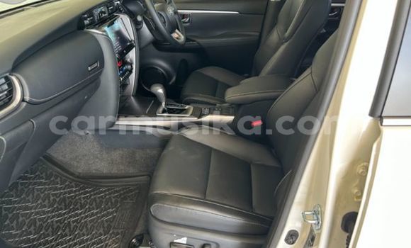 Nunua Ilio tumika Toyota Fortuner Nyeupe Gari ndani ya Beitbridge nchini Matabeleland Kusini Nunua Ilio tumika Toyota Fortuner Nyeupe Gari ndani ya Beitbridge nchini Matabeleland Kusini