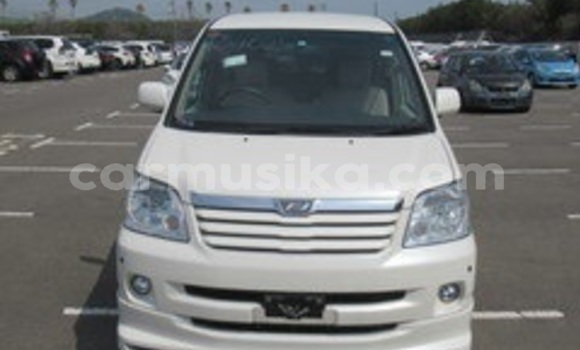 Buy Used Toyota Noah White Car in Beitbridge in Matabeleland South