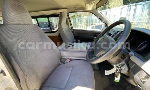 Buy Used Toyota Hiace White Car in Beitbridge in Matabeleland South Buy Used Toyota Hiace White Car in Beitbridge in Matabeleland South