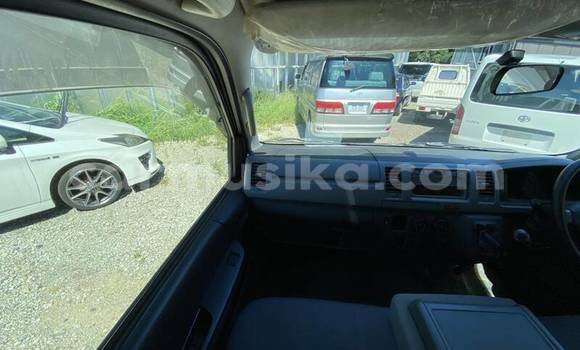 Buy Used Toyota Hiace White Car in Beitbridge in Matabeleland South Buy Used Toyota Hiace White Car in Beitbridge in Matabeleland South