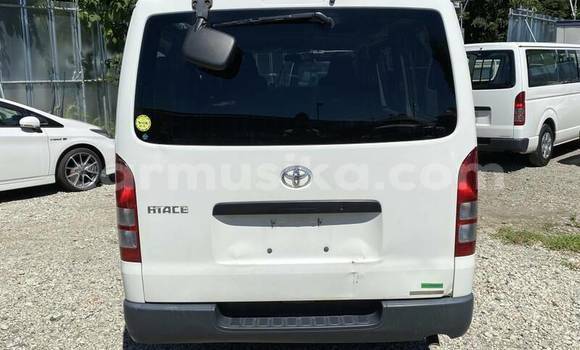 Buy Used Toyota Hiace White Car in Beitbridge in Matabeleland South Buy Used Toyota Hiace White Car in Beitbridge in Matabeleland South