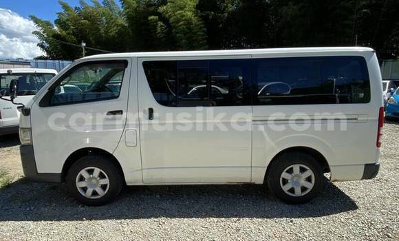 Buy Used Toyota Hiace White Car in Beitbridge in Matabeleland South Buy Used Toyota Hiace White Car in Beitbridge in Matabeleland South