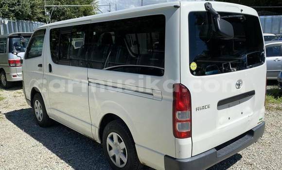 Buy Used Toyota Hiace White Car in Beitbridge in Matabeleland South Buy Used Toyota Hiace White Car in Beitbridge in Matabeleland South