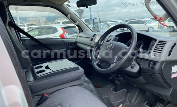 Buy Used Toyota Hiace Silver Car in Beitbridge in Matabeleland South Buy Used Toyota Hiace Silver Car in Beitbridge in Matabeleland South