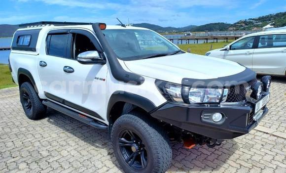 Buy Used Toyota Hilux White Car in Beitbridge in Matabeleland South