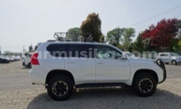 Nunua Ilio tumika Toyota Land Cruiser Nyeupe Gari ndani ya Beitbridge nchini Matabeleland Kusini Nunua Ilio tumika Toyota Land Cruiser Nyeupe Gari ndani ya Beitbridge nchini Matabeleland Kusini