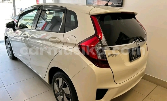 Nunua Ilio tumika Honda Fit Nyeupe Gari ndani ya Beitbridge nchini Matabeleland Kusini