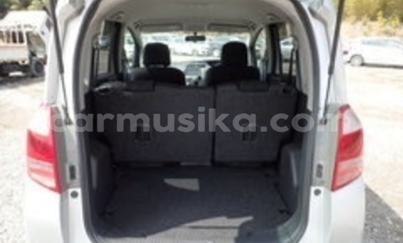 Acheter Occasion Voiture Toyota Ractis Gris à Beitbridge, Matabeleland South Acheter Occasion Voiture Toyota Ractis Gris à Beitbridge, Matabeleland South