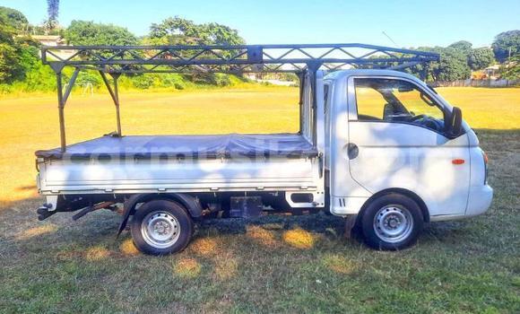 Acheter Occasion Utilitaire Hyundai H200 Blanc à Beitbridge, Matabeleland South Acheter Occasion Utilitaire Hyundai H200 Blanc à Beitbridge, Matabeleland South