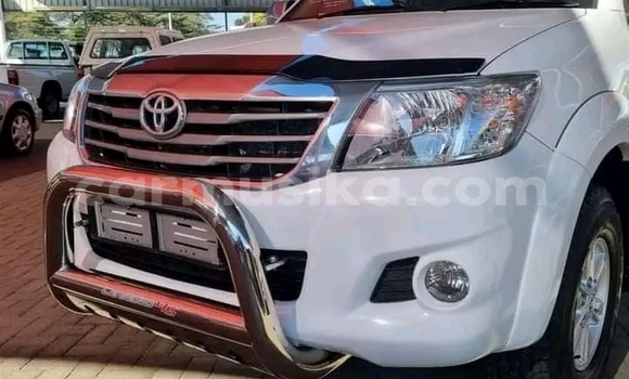 Buy Used Toyota Hilux White Car in Beitbridge in Matabeleland South