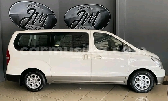 Tenga Tsaru Hyundai H1 Chena Mota in Beitbridge in Matabeleland South