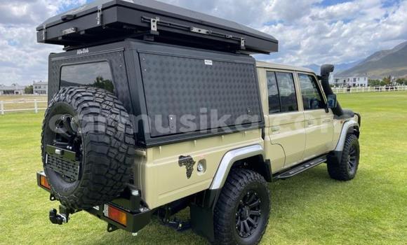 Nunua Ilio tumika Toyota Land Cruiser Beige Gari ndani ya Beitbridge nchini Matabeleland Kusini