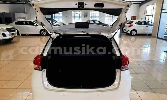 Nunua Ilio tumika Toyota Yaris Fedha Gari ndani ya Beitbridge nchini Matabeleland Kusini Nunua Ilio tumika Toyota Yaris Fedha Gari ndani ya Beitbridge nchini Matabeleland Kusini