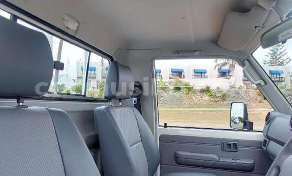 Buy Used Toyota Land Cruiser White Car in Beitbridge in Matabeleland South Buy Used Toyota Land Cruiser White Car in Beitbridge in Matabeleland South