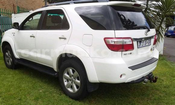 Acheter Occasion Voiture Toyota Fortuner Blanc à Beitbridge, Matabeleland South Acheter Occasion Voiture Toyota Fortuner Blanc à Beitbridge, Matabeleland South