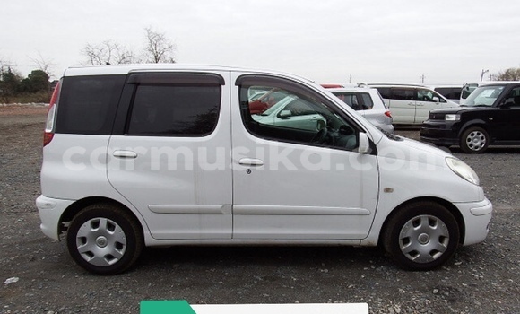 Acheter Occasion Voiture Toyota FunCargo Blanc à Beitbridge, Matabeleland South