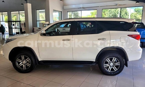 Acheter Occasion Voiture Toyota Fortuner Gris à Beitbridge, Matabeleland South Acheter Occasion Voiture Toyota Fortuner Gris à Beitbridge, Matabeleland South